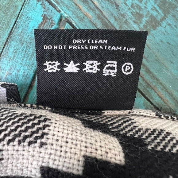 Carlisle 100% Wool Chevron Black & Grey Faux Fur Scarf - Picture 8 of 10